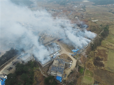 昨日零时30分左右，江西上饶市广丰区洋口镇一烟花厂发生爆燃事故，造成3人死亡。 图/新华社