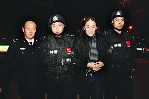 孙木子洋（右二）被缉捕归案 资料图片