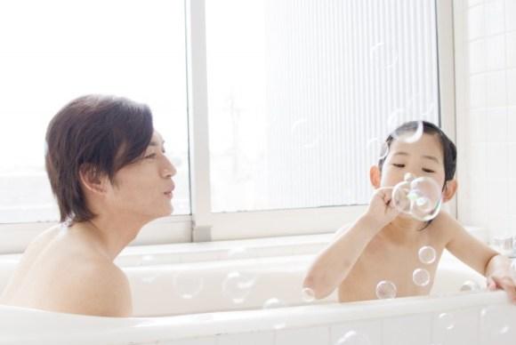 日本不少学生高中前仍与父母共浴(图)