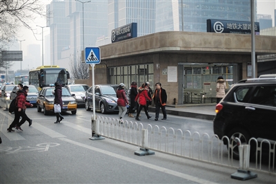 大望路地铁站一出口在两条机动车车道中间，乘客出站后过马路非常不方便。新京报记者 彭子洋 摄