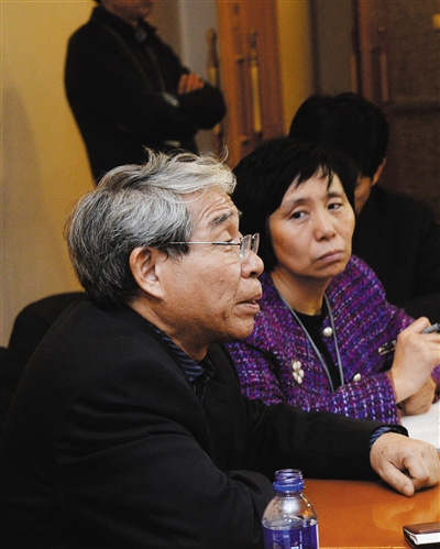 市文物局文保处处长王玉伟（左）正在接受询问。