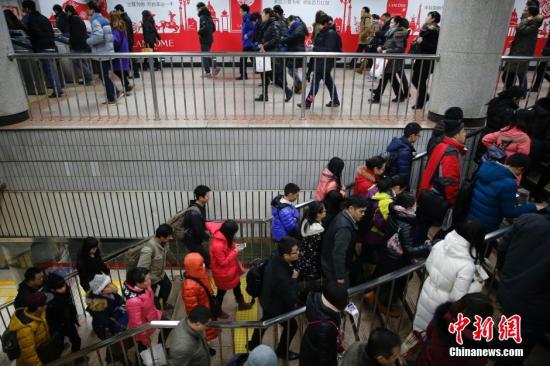 资料图：北京时间2015年2月1日早晨8时22分，距离北京东站最近的地铁站——地铁一号线大望路站内人头攒动。燕郊通勤列车抵达后，人们从大望路辗转去往办公地点。 王骏 摄