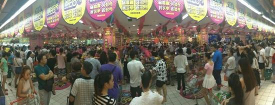 16日21时，三亚国际购物广场旺豪超市排长龙。海南日报记者武威摄
