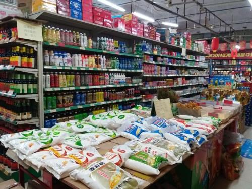 16日21时，三亚第三农贸市场文通超市生活必需品充足。林诗婷摄