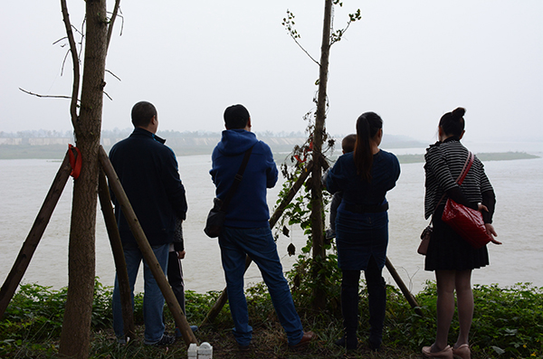 游客在遗址所在地的江域岸边眺望。 澎湃新闻记者 胥辉 图