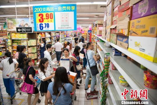 图为17日，海口市民在超市内购买方便面等物资。 洪坚鹏 摄