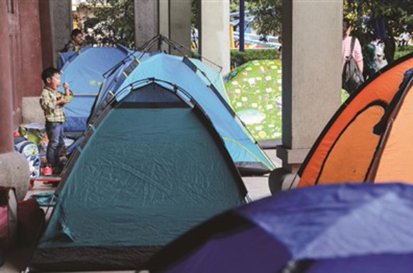 杭州青少年宫出现了二十多顶帐篷。都市快报 图