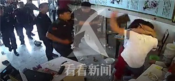 视频中：多名男子殴打店内3名员工，并将店内的玻璃门、饭桌、饭碗等，并有2名店内员工一度被推倒在地。