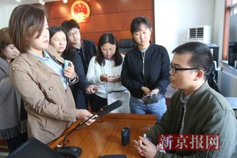 被告神州租车代理律师庭审后接受记者采访。新京报记者 王贵彬 摄