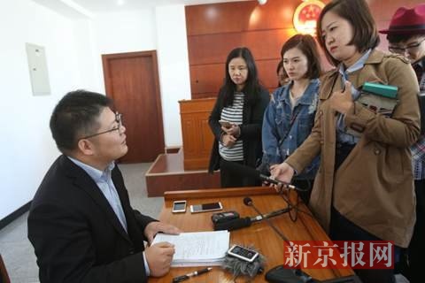 原告李先生代理律师在庭审后接受记者采访。新京报记者 王贵彬 摄