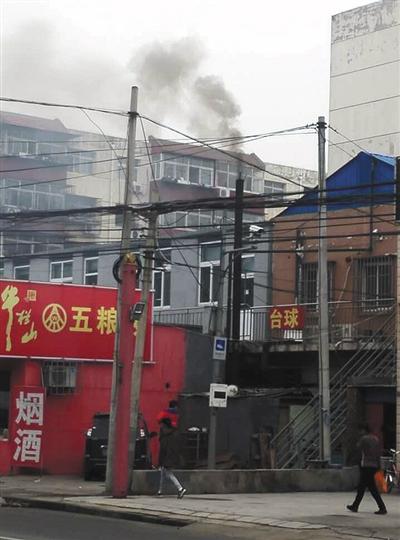 16日上午，督察组发现通州区白庙新村一作坊冒黑烟严重。环保部供图
