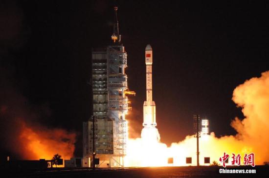 资料图：9月15日22时04分，搭载天宫二号空间实验室的长征二号F T2运载火箭，在中国酒泉卫星发射中心点火发射。约575秒后，“天宫二号”与火箭成功分离，进入预定轨道，发射取得圆满成功。 中新社发 孙浩 摄